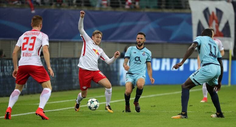 RB Leipzig - Porto Fussball Champions League Leipzig, 17.10.2017, Red Bull Arena, Fussball, UEFA Champions League, Gruppe G, 3.Spieltag , Rasenballsport Leipzig vs. FC Porto , Im Bild von links; Marcel Halstenberg (23, RB Leipzig), Emil Forsberg (10, RB Leipzig), Miguel Layun (19, Porto) und Moussa Marega (11, Porto). ,