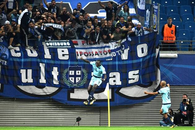 Fussball, Herren, Saison 2017 2018, Champions League (Gruppe G, 3. Spieltag), RB Leipzig - FC Porto, Jubel nach dem Tor zum 1:1, Vincent Aboubakar (Nr. 9, FC Porto), Yacine Brahimi (Nr. 8, FC Porto), 17.10. 2017, Copyright: xMatthiasxKochx