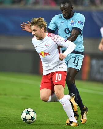 Fussball, Herren, Saison 2017 2018, Champions League (Gruppe G, 3. Spieltag), RB Leipzig - FC Porto, Emil Forsberg (Nr. 10, RB Leipzig), Moussa Marega (Nr. 11, FC Porto), 17.10. 2017, Copyright: xMatthiasxKochx