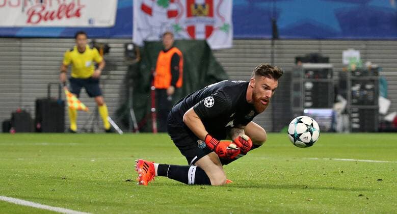 RB Leipzig - Porto Fussball Champions League Leipzig, 17.10.2017, Red Bull Arena, Fussball, UEFA Champions League, Gruppe G, 3.Spieltag , RB Leipzig (DEU) vs. FC Porto (PRT) , Im Bild: Torwart Jose Sa (12,Porto) lässt den Ball prallen, Willi Orban (4,RB Leipzig) verwandelt zum 1:0 Tor für Leipzig. ,