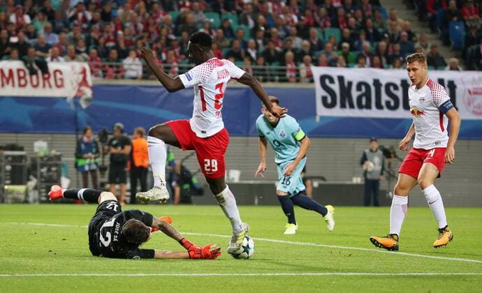 RB Leipzig - Porto Fussball Champions League Leipzig, 17.10.2017, Red Bull Arena, Fussball, UEFA Champions League, Gruppe G, 3.Spieltag , RB Leipzig (DEU) vs. FC Porto (PRT) , Die Szene vor dem leipziger 1:0. Im Bild v.l.: Torwart Jose Sa (12,Porto), Jean-Kevin Augustin (29,RB Leipzig) und Torschütze Willi Orban (4,RB Leipzig). ,