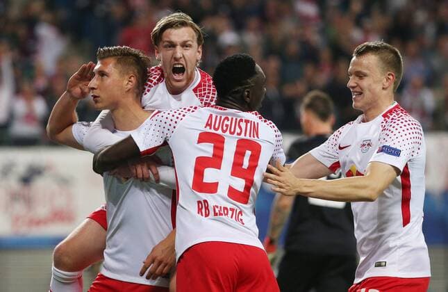 RB Leipzig - Porto Fussball Champions League Leipzig, 17.10.2017, Red Bull Arena, Fussball, UEFA Champions League, Gruppe G, 3.Spieltag , RB Leipzig (DEU) vs. FC Porto (PRT) , Leipziger Torjubel nach dem 1:0. Im Bild v.l.: Torschütze Willi Orban (4,RB Leipzig), Emil Forsberg (10,RB Leipzig), Jean-Kevin Augustin (29,RB Leipzig) und Lukas Klostermann (16,RB Leipzig). ,