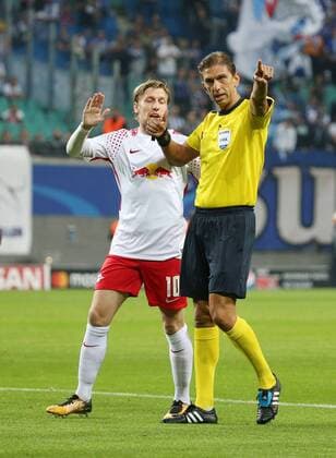 RB Leipzig - Porto Fussball Champions League Leipzig, 17.10.2017, Red Bull Arena, Fussball, UEFA Champions League, Gruppe G, 3.Spieltag , RB Leipzig (DEU) vs. FC Porto (PRT) , Im Bild v.l.: Emil Forsberg (10,RB Leipzig) und Referee Paolo Tagliavento. ,