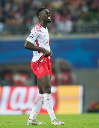 Jean-Kevin Augustin (L) zieht sich die Hose hoch. Fussball international: UEFA Championsleague Saison 2017 2018, Gruppenspiel: RB Leipzig - FC Porto in Leipzig, Deutschland am 17.10.2017,