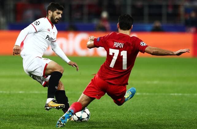 MOSCOW, RUSSIA - OCTOBER 17, 2017: FC Sevilla s Ever Banega (L) and Spartak Moscow s Evelin Popov fight for the ball in their 2017 18 UEFA Champions League Group E Round 3 football match at Otkrytiye Arena Stadium. Stanislav Krasilnikov TASS  TS0650B1