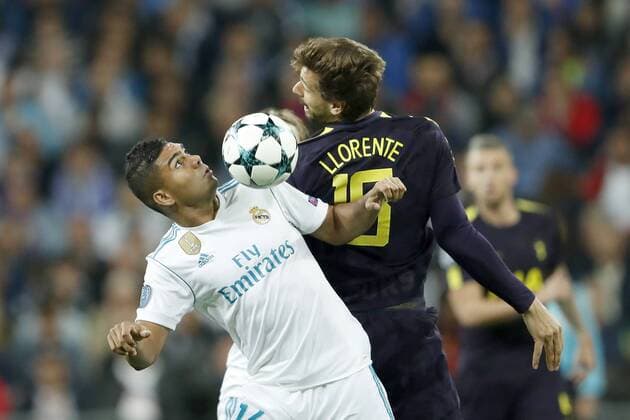 Themen der Woche - SPORT Bilder des Tages - SPORT (L-R) Casemiro of Real Madrid, Fernando Llorente of Tottenham Hotspur FC during the UEFA Champions League group H match between Real Madrid and Tottenham Hotspur on October 17, 2017 at the Santiago Bernabeu stadium in Madrid, Spain. UEFA Champions League 2017 2018 xVIxVIxImagesx xMauricexvanxSteenxIVx 9040547