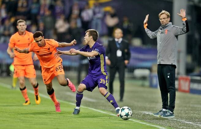 Bilder des Tages - SPORT SOCCER - CL, Maribor vs Liverpool MARIBOR,SLOVENIA,17.OCT.17 - SOCCER - UEFA Champions League, group stage, NK Maribor vs Liverpool FC. Image shows Trent Alexander-Arnold (Liverpool), Damjan Bohar (Maribor) and head coach Juergen Klopp (Liverpool). GEPAxpictures xM.xOberlaender