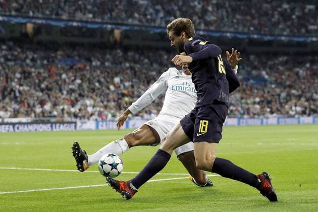 (L-R) Raphael Varane of Real Madrid, Fernando Llorente of Tottenham Hotspur FC during the UEFA Champions League group H match between Real Madrid and Tottenham Hotspur on October 17, 2017 at the Santiago Bernabeu stadium in Madrid, Spain. UEFA Champions League 2017 2018 xVIxVIxImagesx xMauricexvanxSteenxIVx 9040558