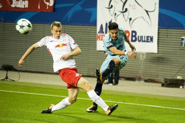 UEFA Champions League 2017 2018, Gruppenphase, 3. Spieltag - RB Leipzig vs. FC Porto Alex Telles (re. Porto) flankt vor Lukas Klostermann (RBL) Leipzig Sachsen Deutschland