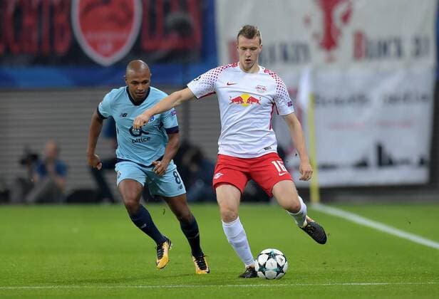 Yacine Brahimi (Porto 8) gegen Lukas Klostermann (RB 16) beim Spiel RasenBallsport Leipzig (RB) vs FC Porto, Fussball, UEFA Champions League, Gruppenphase, 17.10.2017 Leipzig