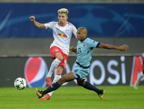Kevin Kampl (RB 44) gegen Yacine Brahimi (Porto 8) beim Spiel RasenBallsport Leipzig (RB) vs FC Porto, Fussball, UEFA Champions League, Gruppenphase, 17.10.2017 Leipzig