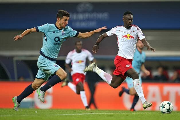 17.10.2017, Fussball UEFA Champions League 2017 2018, Gruppenphase, 3.Spieltag, RB Leipzig - FC Porto, in der Red Bull Arena Leipzig. Tor zum 3:1 , v.l. Ivan Marcano (FC Porto) gegen Torschütze Jean-Kevin Augustin (RB Leipzig)
