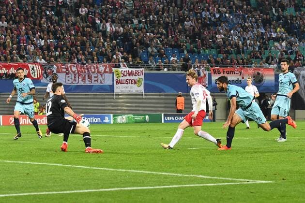 Fussball, Herren, Saison 2017 2018, Champions League (Gruppe G, 3. Spieltag), RB Leipzig - FC Porto, Emil Forsberg (Nr. 10, RB Leipzig) erzielt gegen TW Jose Sa (Nr. 12, FC Porto) das Tor zum 2:1, 17.10. 2017, Copyright: xMatthiasxKochx