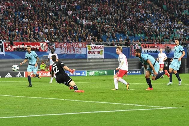 Fussball, Herren, Saison 2017 2018, Champions League (Gruppe G, 3. Spieltag), RB Leipzig - FC Porto, Emil Forsberg (Nr. 10, RB Leipzig) erzielt gegen TW Jose Sa (Nr. 12, FC Porto) das Tor zum 2:1, 17.10. 2017, Copyright: xMatthiasxKochx