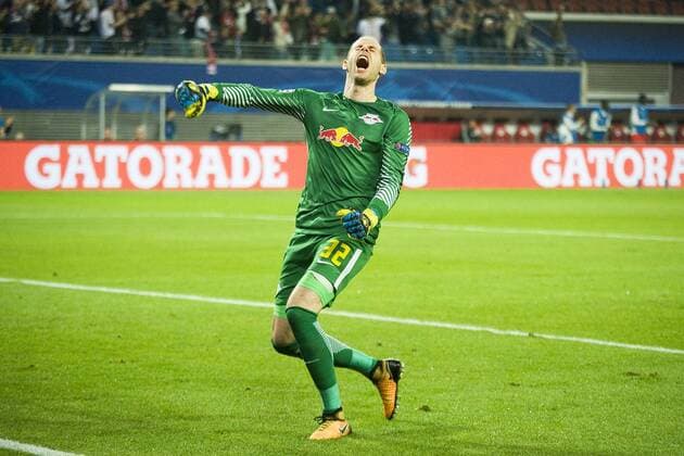 UEFA Champions League 2017 2018, Gruppenphase, 3. Spieltag - RB Leipzig vs. FC Porto RBL-Torhüter Peter Gulacsi bejubelt das 3:1 durch Augustin. Leipzig Sachsen Deutschland