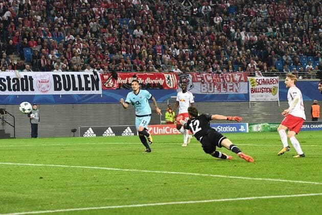 Fussball, Herren, Saison 2017 2018, Champions League (Gruppe G, 3. Spieltag), RB Leipzig - FC Porto, Emil Forsberg (Nr. 10, RB Leipzig) erzielt gegen TW Jose Sa (Nr. 12, FC Porto) das Tor zum 2:1, 17.10. 2017, Copyright: xMatthiasxKochx