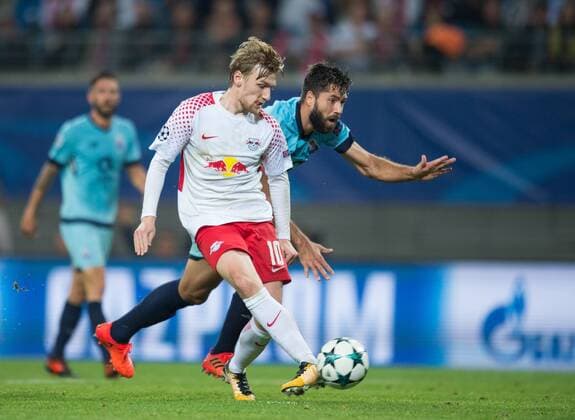 Tor zum 2:1: Torschuetze Emil Forsberg (vorn L) erzielt den Treffer gegen Felipe (P). Fussball international: UEFA Championsleague Saison 2017 2018, Gruppenspiel: RB Leipzig - FC Porto in Leipzig, Deutschland am 17.10.2017,