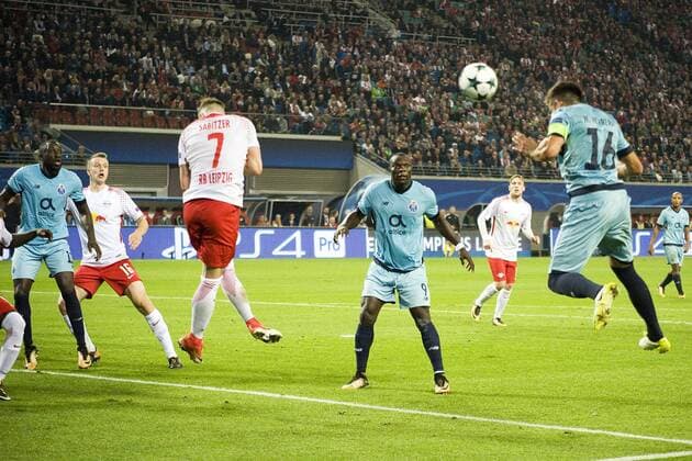 UEFA Champions League 2017 2018, Gruppenphase, 3. Spieltag - RB Leipzig vs. FC Porto Hector Herrera (Porto re.) köpft zum 2:3-Anschluss für Porto. Leipzig Sachsen Deutschland