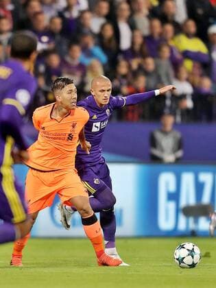 SOCCER - CL, Maribor vs Liverpool MARIBOR,SLOVENIA,17.OCT.17 - SOCCER - UEFA Champions League, group stage, NK Maribor vs Liverpool FC. Image shows Valon Ahmedi (Maribor) and Roberto Firmino (Liverpool). GEPAxpictures xM.xOberlaender