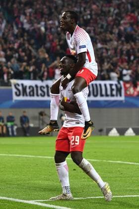Fussball, Herren, Saison 2017 2018, Champions League (Gruppe G, 3. Spieltag), RB Leipzig - FC Porto, Jubel nach dem Tor zum 3:1, Jean-Kevin Augustin (Nr. 29, RB Leipzig), Bruma (Nr. 17, RB Leipzig), 17.10. 2017, Copyright: xMatthiasxKochx