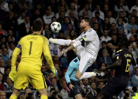 Tottenham s French goalkeeper Hugo Lloris and Real Madrid s defender Sergio Ramos (R) vie for the ball during the UEFA Champions League match between Real Madrid and Tottenham at the Santiago Bernabeu stadium in Madrid, Spain, 17 October 2017. Real Madrid vs. Tottenham !ACHTUNG: NUR REDAKTIONELLE NUTZUNG!  Copyright: xKikoxHuescax CHA014 20171017-636438734410673191