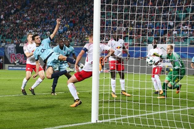 Ivan Marcano Torschuß Tor zum 2:3, Willi Orban, Naby Deco Keita, Torwart Peter Gulacsi Aktion Spielszene Zweikampf Fußball Fussball UEFA CL Championsleague Herren Saison 2017 2018 17.10.2017 RB Leipzig RBL vs. FC Porto