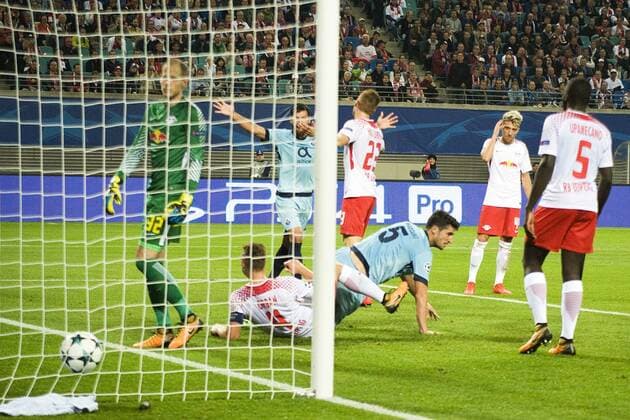 UEFA Champions League 2017 2018, Gruppenphase, 3. Spieltag - RB Leipzig vs. FC Porto Ivan Marcano (Porto Nr. 5) drückt den Ball zum 2:3 für Porto über die Linie. Enttäuschung bei den RBL-Spielern um RB-Torhüter Peter Gulacsi. Leipzig Sachsen Deutschland
