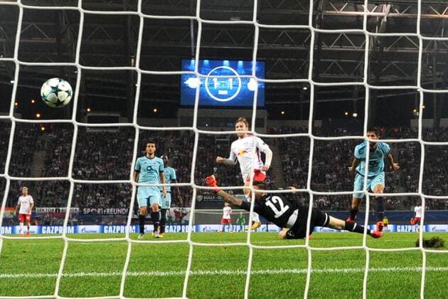 Bilder des Tages - SPORT Fussball, Herren, Saison 2017 2018, Champions League (Gruppe G, 3. Spieltag), RB Leipzig - FC Porto, Emil Forsberg (Nr. 10, RB Leipzig) erzielt gegen TW Jose Sa (Nr. 12, FC Porto) das Tor zum 2:1, 17.10. 2017, Copyright: xMatthiasxKochx