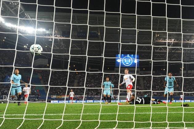 Fussball, Herren, Saison 2017 2018, Champions League (Gruppe G, 3. Spieltag), RB Leipzig - FC Porto, Emil Forsberg (Nr. 10, RB Leipzig) erzielt gegen TW Jose Sa (Nr. 12, FC Porto) das Tor zum 2:1, 17.10. 2017, Copyright: xMatthiasxKochx