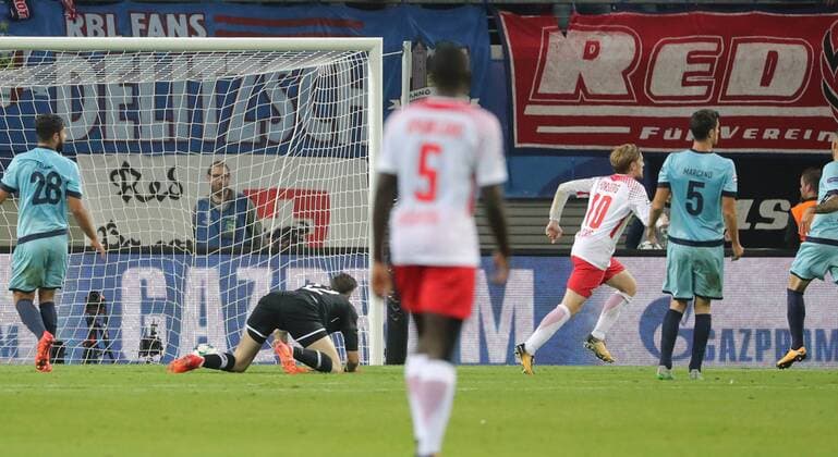 RB Leipzig - Porto Fussball Champions League Leipzig, 17.10.2017, Red Bull Arena, Fussball, UEFA Champions League, Gruppe G, 3.Spieltag , Rasenballsport Leipzig vs. FC Porto , Im Bild; Tor für RB Leipzig. Emil Forsberg (10, RB Leipzig) erzielt den Treffer zum 2:1. ,