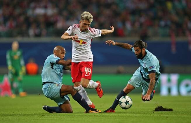 17.10.2017, Fussball UEFA Champions League 2017 2018, Gruppenphase, 3.Spieltag, RB Leipzig - FC Porto, in der Red Bull Arena Leipzig. v.l. Yacine Brahimi (FC Porto) gegen Kevin Kampl (RB Leipzig) und Sergio Oliveira (FC Porto)