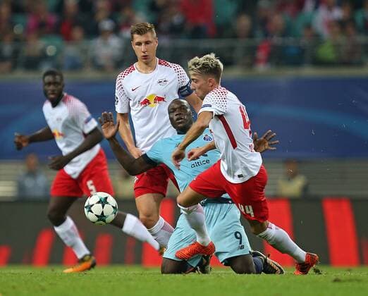 17.10.2017, Fussball UEFA Champions League 2017 2018, Gruppenphase, 3.Spieltag, RB Leipzig - FC Porto, in der Red Bull Arena Leipzig. v.l. Willi Orban (RB Leipzig) gegen Vincent Aboubakar (FC Porto) und Kevin Kampl (RB Leipzig)