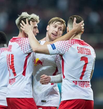 Jubel nach dem Tor zum 2:1: Torschuetze Emil Forsberg (M) wird von seinen Spielerkollegen Kevin Kampl (l) und Marcel Sabitzer (r alleL) gefeiert. Fussball international: UEFA Championsleague Saison 2017 2018, Gruppenspiel: RB Leipzig - FC Porto in Leipzig, Deutschland am 17.10.2017,
