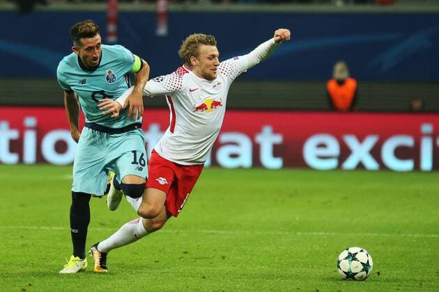 17.10.2017, xkvx, Fussball Champions League, RB Leipzig - FC Porto, emspor, v.l. Hector Herrera (FC Porto), Emil Forsberg (RB Leipzig) Leipzig