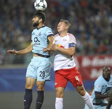 Foto: Willi Orban ( Leipzig ) gegen Felipe Fussball UEFA Championsleague am Di. 17.10.2017 Gruppenspiel RB Leipzig - FC Porto