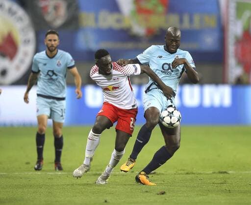 Foto: Torschütze Jean Kevin Augustin ( links , Leipzig ) gegen Danilo Fussball UEFA Championsleague am Di. 17.10.2017 Gruppenspiel RB Leipzig - FC Porto