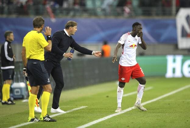 Foto: Torjubel Leipzig , das 3. Tor durch Jean Kevin Augustin , links gratuliert Trainer Hasenhüttl Fussball UEFA Championsleague am Di. 17.10.2017 Gruppenspiel RB Leipzig - FC Porto