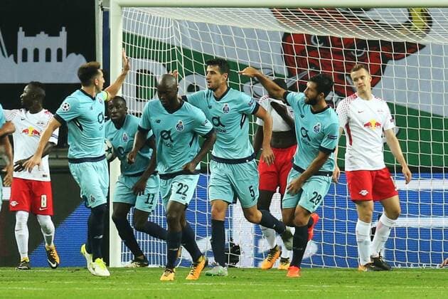 17.10.2017, xkvx, Fussball Champions League, RB Leipzig - FC Porto, emspor, v.l. Torjubel, Goal celebration, celebrate the goal zum 3:2 durch Marcano (FC Porto) mit der Mannschaft with the team Leipzig