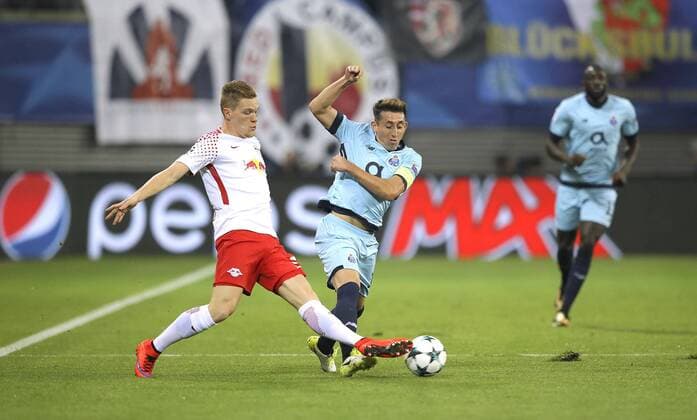 Foto: Marcel Halstenberg ( links , Leipzig ) gegen Hctor Herrera Fussball UEFA Championsleague am Di. 17.10.2017 Gruppenspiel RB Leipzig - FC Porto