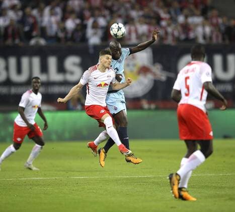 Foto: Marcel Sabitzer ( Leipzig ) gegen Danilo Fussball UEFA Championsleague am Di. 17.10.2017 Gruppenspiel RB Leipzig - FC Porto