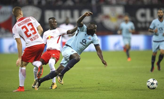 Foto: Marcel Halstenberg ( Leipzig ) gegen Moussa Marega Fussball UEFA Championsleague am Di. 17.10.2017 Gruppenspiel RB Leipzig - FC Porto