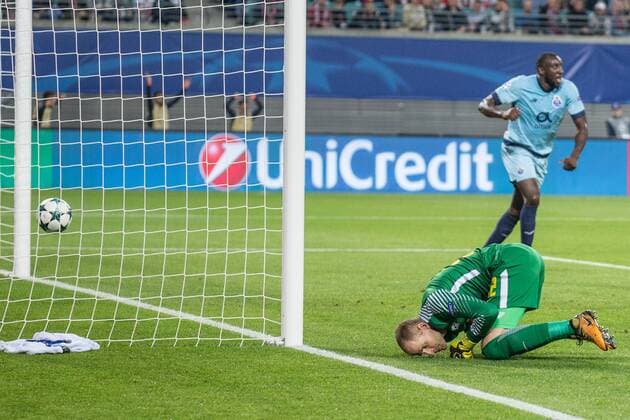 Peter Gulacsi (RB Leipzig, 32, Torwart, goalkeeper) ist überwunden; Tor, goal, Torerfolg, Aktion; 1:1, Fussball, UEFA Champions League, RB Leipzig - FC Porto,