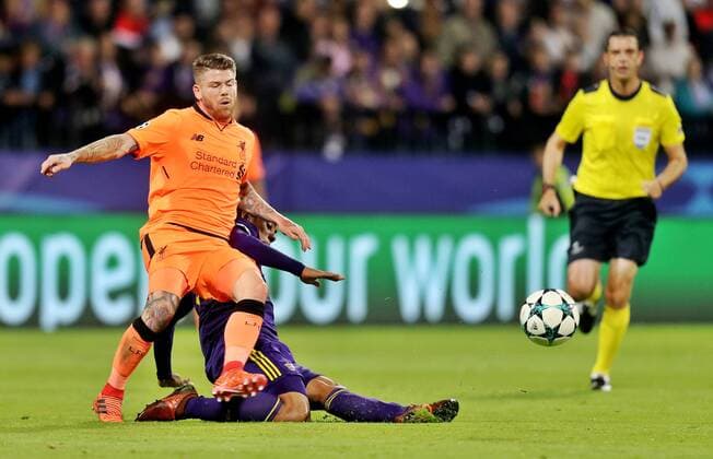 SOCCER - CL, Maribor vs Liverpool MARIBOR,SLOVENIA,17.OCT.17 - SOCCER - UEFA Champions League, group stage, NK Maribor vs Liverpool FC. Image shows Alberto Moreno (Liverpool) and Marcos Tavares (Maribor). GEPAxpictures xM.xOberlaender