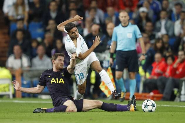 (L-R) Jan Vertonghen of Tottenham Hotspur FC, Achraf Hakimi of Real Madrid during the UEFA Champions League group H match between Real Madrid and Tottenham Hotspur on October 17, 2017 at the Santiago Bernabeu stadium in Madrid, Spain. UEFA Champions League 2017 2018 xVIxVIxImagesx xMauricexvanxSteenxIVx 9041511