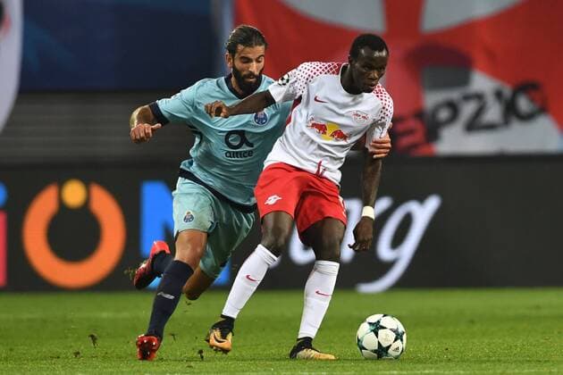 Fussball, Herren, Saison 2017 2018, Champions League (Gruppe G, 3. Spieltag), RB Leipzig - FC Porto, Sergio Oliveira (Nr. 27, FC Porto), Bruma (Nr. 17, RB Leipzig), 17.10. 2017, Copyright: xMatthiasxKochx
