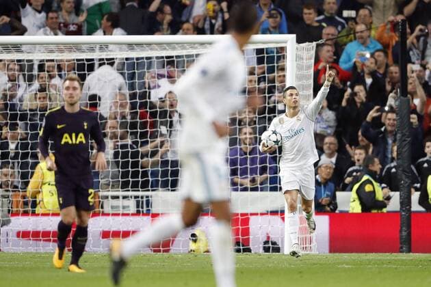 (L-R) Christian Eriksen of Tottenham Hotspur FC, Cristiano Ronaldo of Real Madrid during the UEFA Champions League group H match between Real Madrid and Tottenham Hotspur on October 17, 2017 at the Santiago Bernabeu stadium in Madrid, Spain. UEFA Champions League 2017 2018 xVIxVIxImagesx xMauricexvanxSteenxIVx 9041595