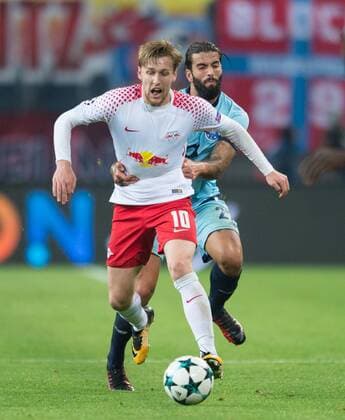 Sergio Oliveira (P) haelt Emil Forsberg (L) beim Lauf mit dem Ball fest. Oliveira sieht daraufhin die Gelbe Karte. Fussball international: UEFA Championsleague Saison 2017 2018, Gruppenspiel: RB Leipzig - FC Porto in Leipzig, Deutschland am 17.10.2017,