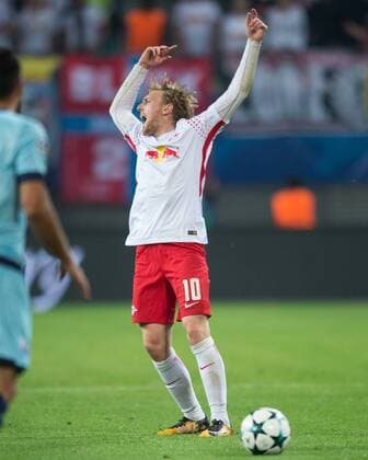 Emil Forsberg (L) schimpft und reisst die Arme hoch. Fussball international: UEFA Championsleague Saison 2017 2018, Gruppenspiel: RB Leipzig - FC Porto in Leipzig, Deutschland am 17.10.2017,