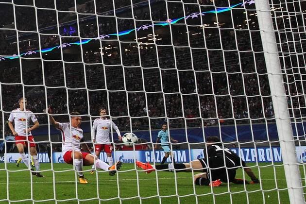 17.10.2017, xkvx, Fussball Champions League, RB Leipzig - FC Porto, emspor, v.l. Goal scored, Tor zum 1:0 durch Willi Orban (RB Leipzig) Leipzig