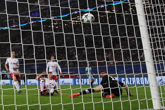 17.10.2017, xkvx, Fussball Champions League, RB Leipzig - FC Porto, emspor, v.l. Goal scored, Tor zum 1:0 durch Willi Orban (RB Leipzig) Leipzig